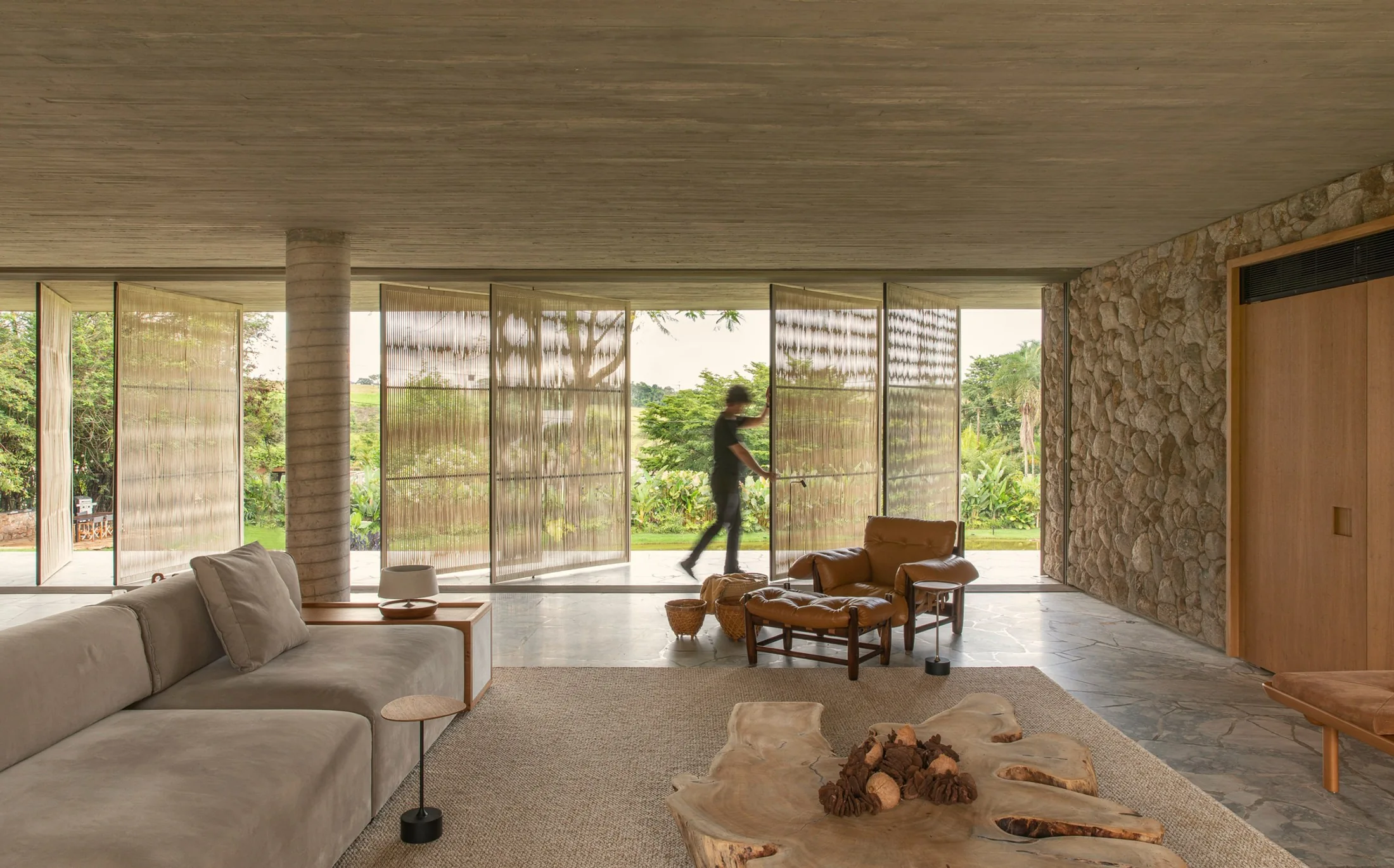 Interior da Casa do Lago integrado à paisagem